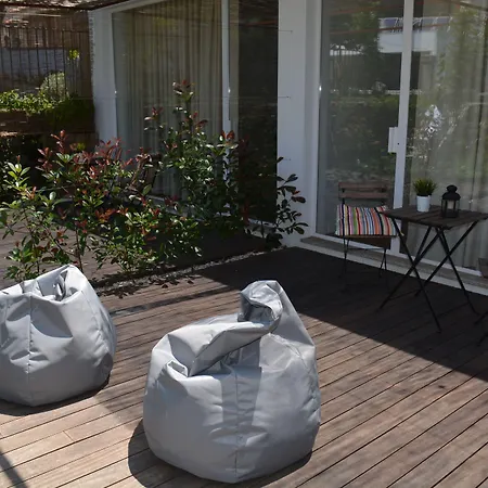 ビナパートメンツ カレガル アパート *